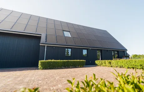 Buitenaanzicht van B&B Smalle Ee met zonnepanelendak - Friesland