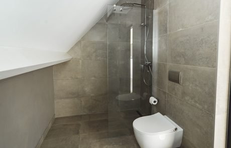 Inloopdouche in eigen badkamer van B&B-kamer - B&B Smalle Ee