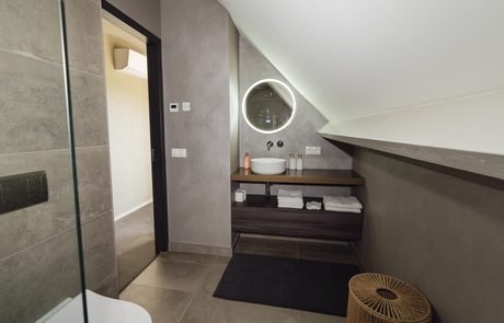 Eigen badkamer met verlichte spiegel - B&B Smalle Ee