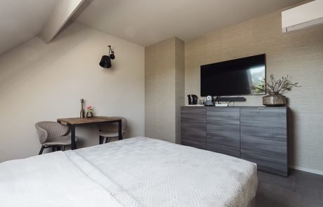 B&B-kamer met tv en dressoir - B&B Smalle Ee