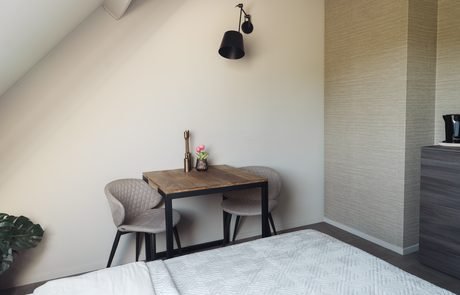 B&B-kamer met bed en zithoekje - B&B Smalle Ee