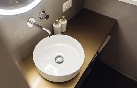 Ronde waskom met design kraan in badkamer - B&B Smalle Ee