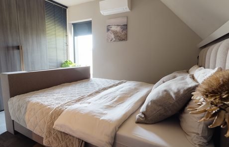 Opgemaakt kingsize bed in B&B-kamer - B&B Smalle Ee Friesland