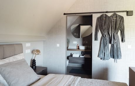 B&B-kamer met bed en badjassen - B&B Smalle Ee