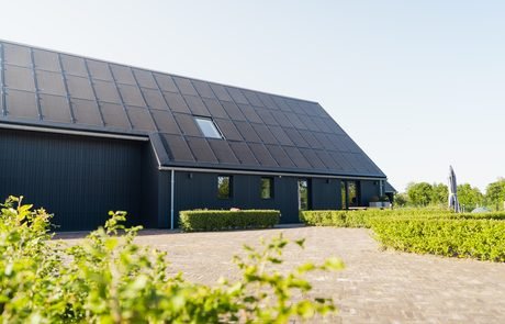 Buitenkant van B&B Smalle Ee met karakteristieke zwarte houten gevel