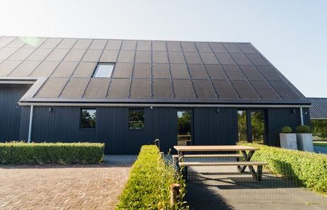 B&B Smalle Ee met picknicktafel in de zomer