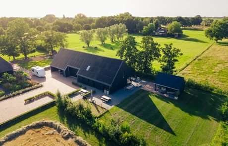 Tuinkamer op het gazon van B&B Smalle Ee