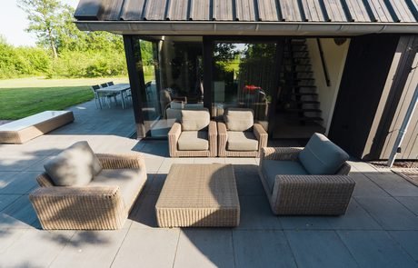Loungeset op het terras van B&B Smalle Ee