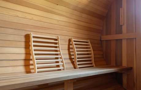 Houten interieur van de barrelsauna - B&B Smalle Ee
