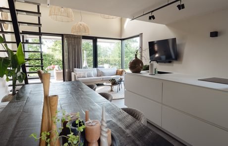 Eettafel en keuken in appartement - B&B Smalle Ee