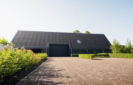 Oprit en voorgevel van B&B Smalle Ee in Friesland