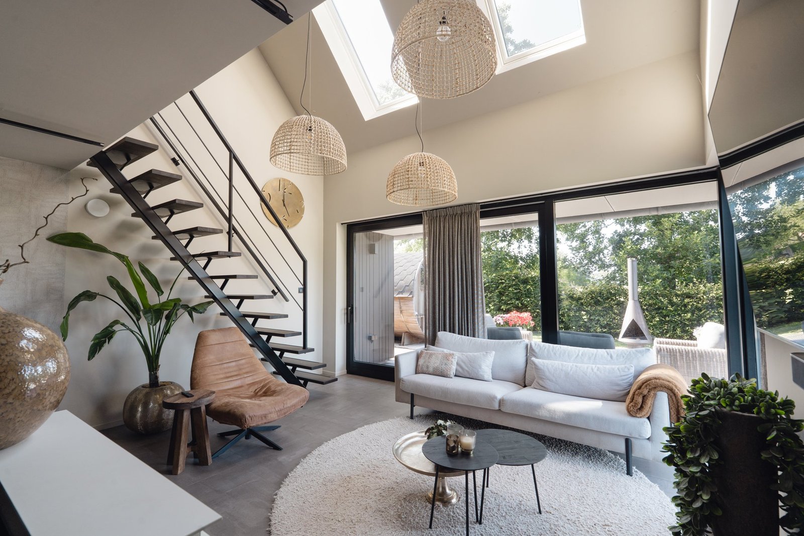 Ruime woonkamer met vide in De Alde Feanen Suite - B&B Smalle Ee