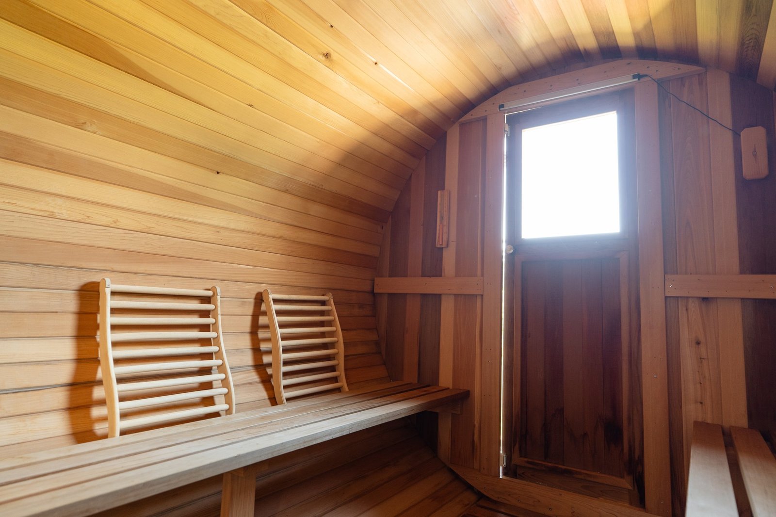 Houten interieur van de barrelsauna bij B&B Smalle Ee