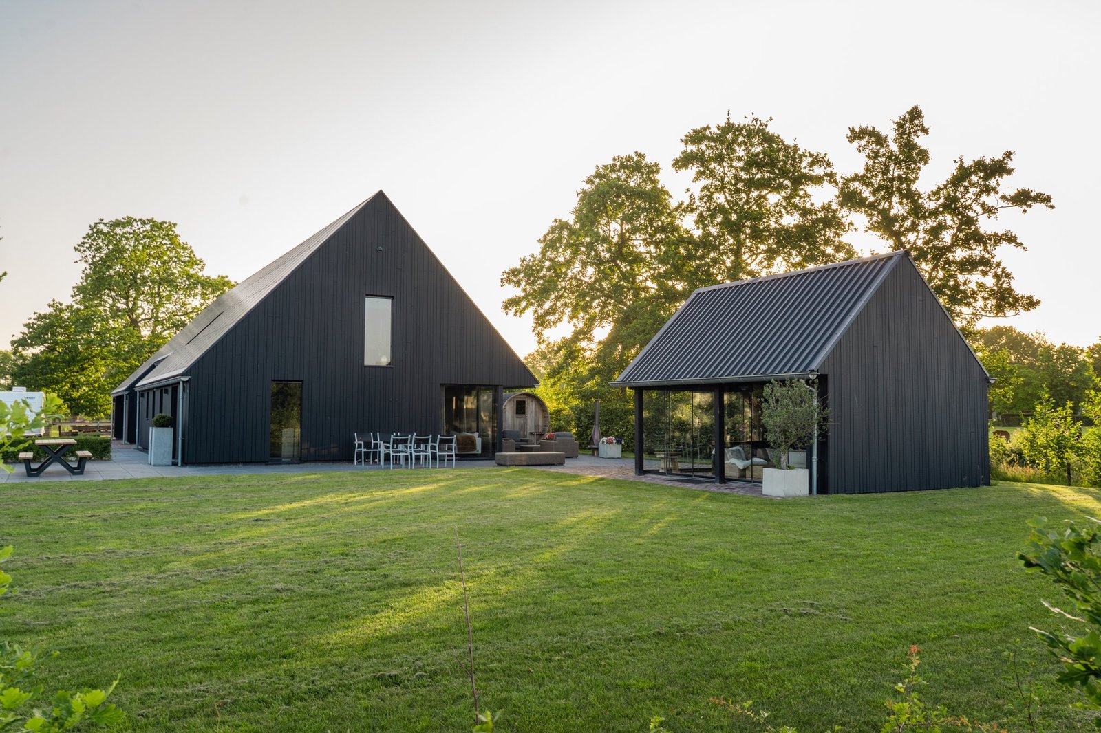 B&B Smalle Ee en tuinkamer in het gouden avondlicht - Friesland