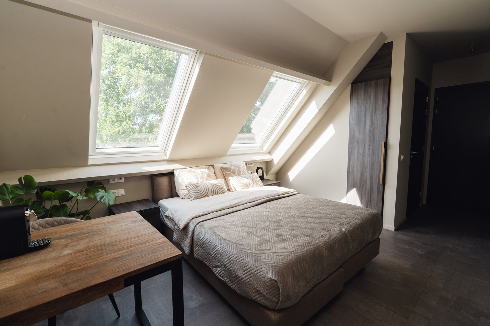 B&B-kamer De Smalle Ee Kamer met bed en werkplek onder dakraam