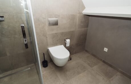Eigen badkamer met inloopdouche en toilet