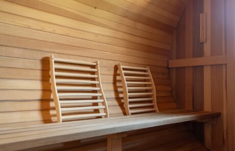 Interieur van de barrelsauna met houten banken voor zes personen