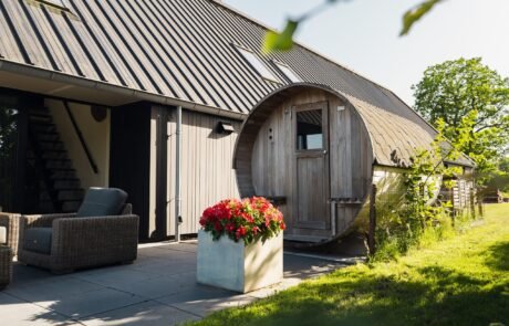 Houten barrelsauna tussen de Friese weilanden, gebruik inbegrepen