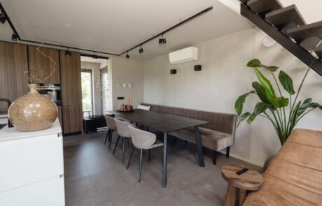 Lange eettafel met zitbank, plek voor zes personen