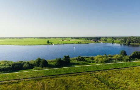 Luchtfoto over de Friese meren bij Smalle Ee