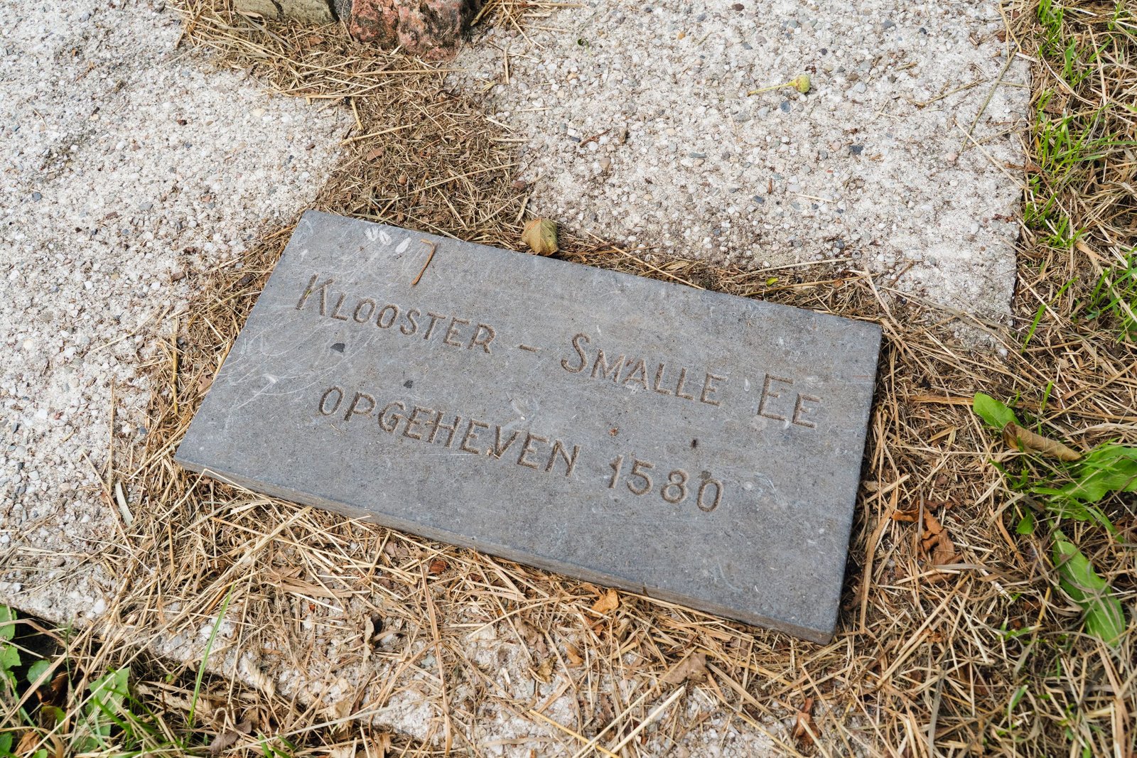 Gedenksteen met de tekst Klooster Smalle Ee opgeheven 1580