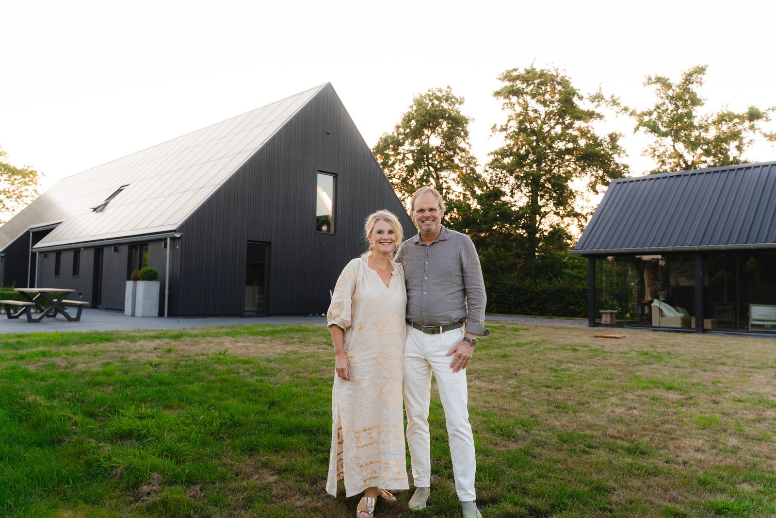 Harm en Simone op het erf met de schuurwoning en tuinkamer
