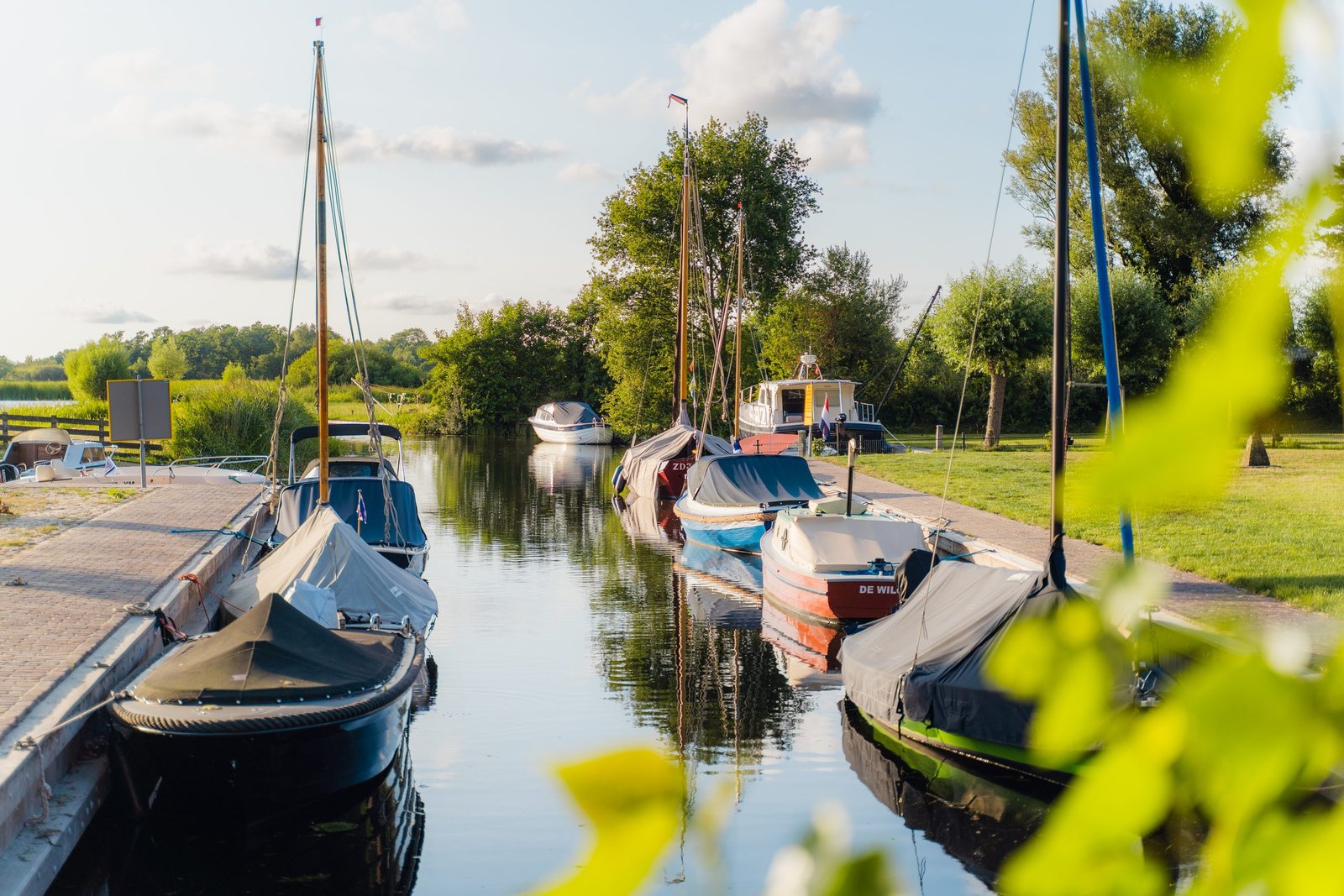 Boten in de haven van Smalle Ee Klassieke boten in het haventje van Smalle Ee