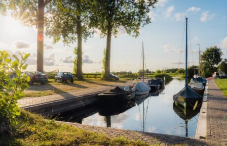 Het haventje van Smalle Ee met boten langs de kade