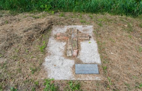 Kruis van originele kloostermoppen in het gras op de kloosterterp