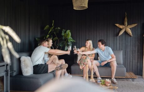 Gezelschap dat samen proost in de tuinkamer