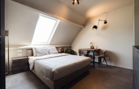 Slaapkamer met dakraam, tweepersoonsbed en eigen werkplek