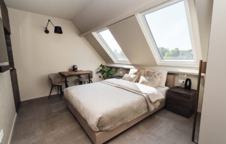 Slaapkamer met twee dakramen, tweepersoonsbed en eigen werkplek