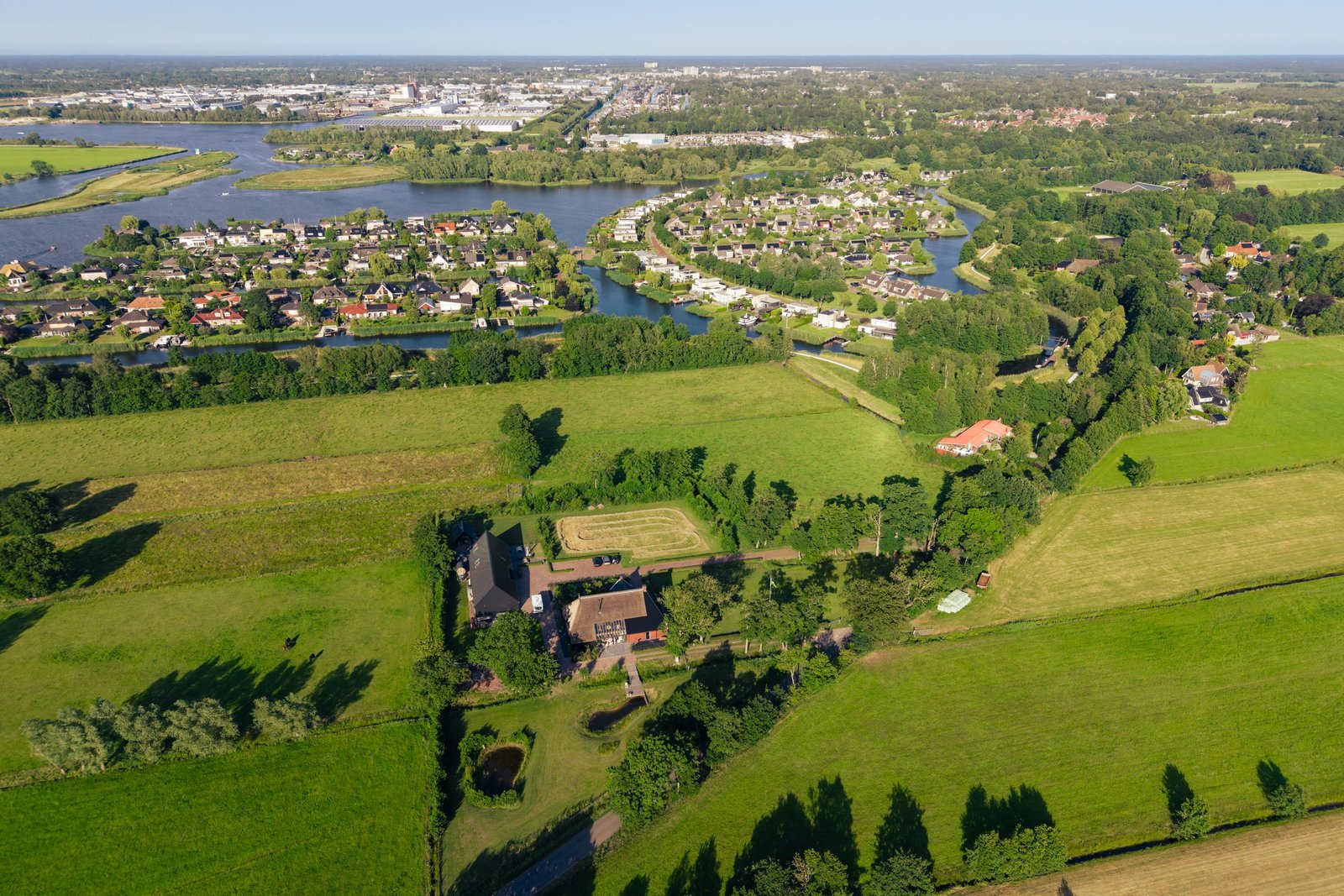 Smalle Ee vanuit de lucht Luchtfoto van Smalle Ee tussen de weilanden en het water