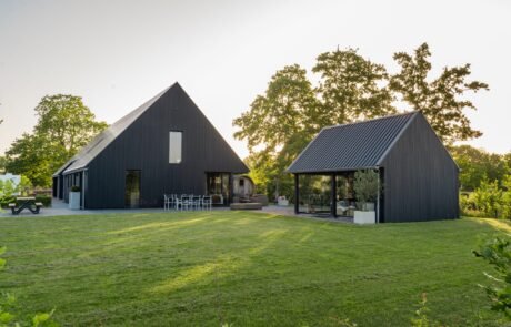 De privetuin van ruim 1000 vierkante meter in het avondlicht