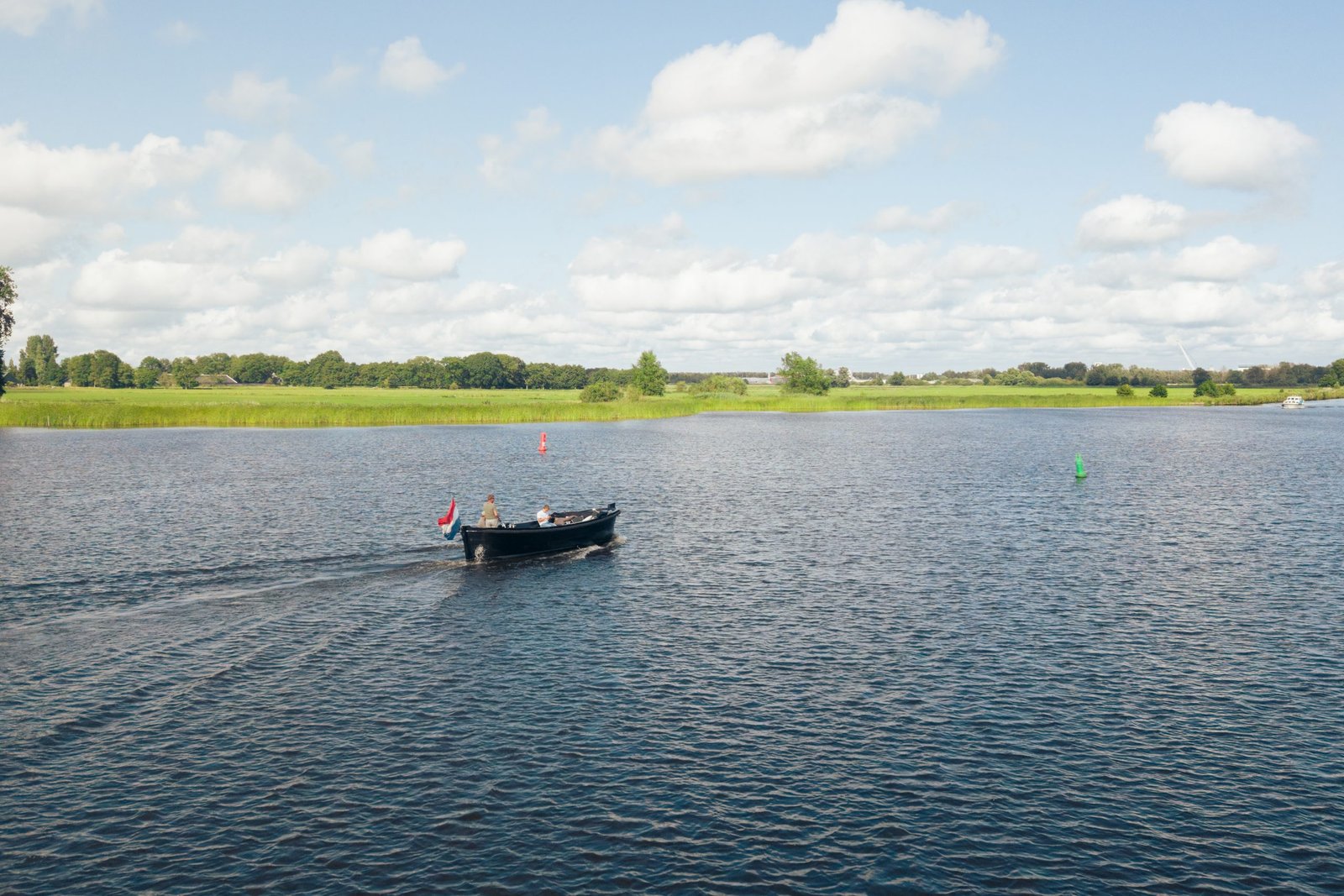 Varen over de Friese wateren Luchtfoto van de sloep op het open Friese water