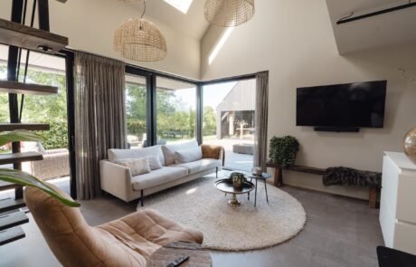 Zithoek met leren fauteuil en 4K-televisie in de woonkamer